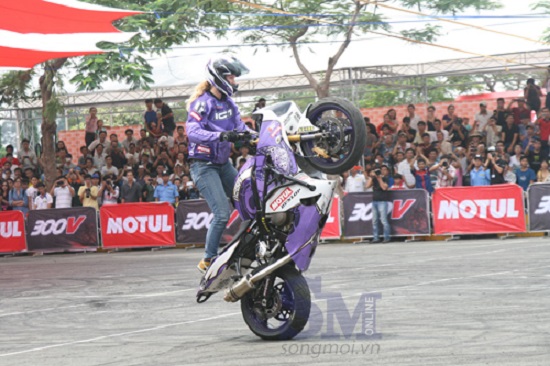 Cặp đôi người Mỹ sắp trình diễn bốc đầu mô-tô tại Hà Nội